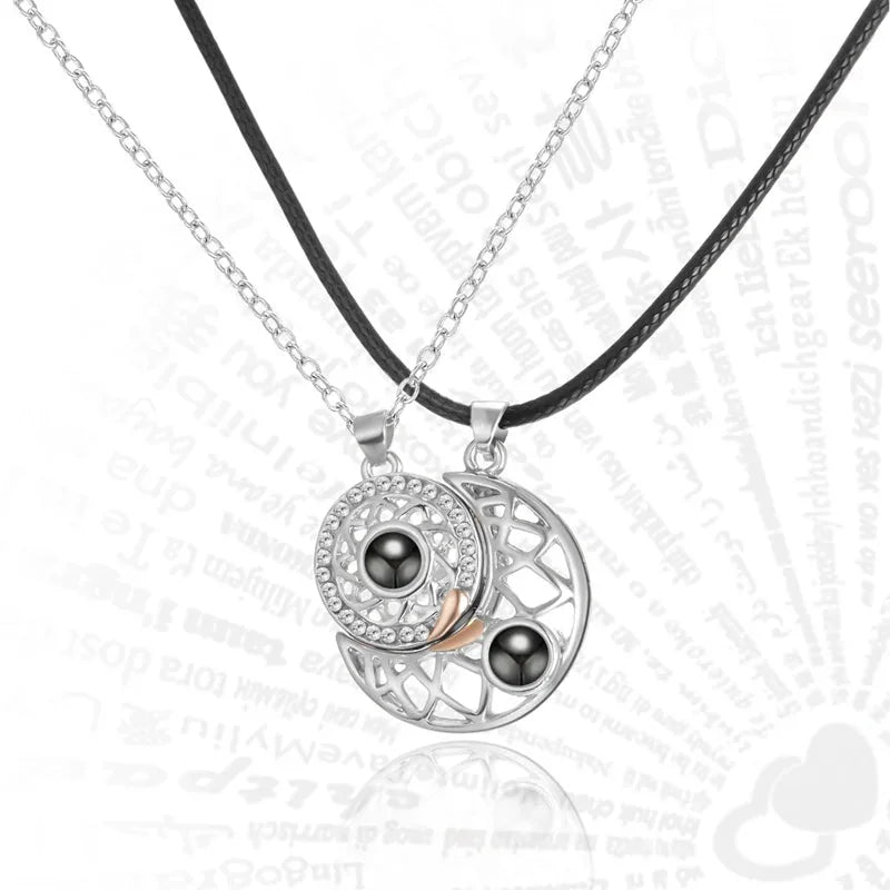 COLLAR SOL Y LUNA PROYECCIÓN 100 IDIOMAS-MAGNETICO