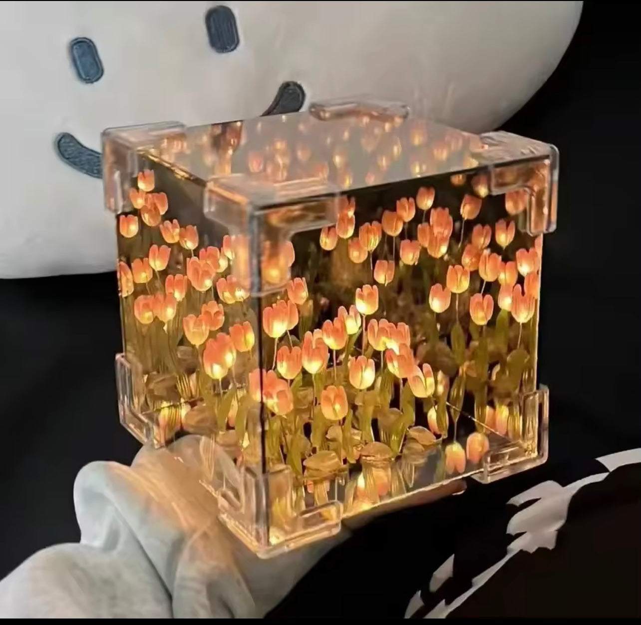 LÁMPARA CON TULIPANES INFINITOS EN FORMA DE CUBO