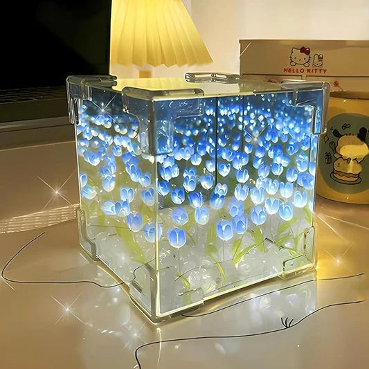 LÁMPARA CON TULIPANES INFINITOS EN FORMA DE CUBO