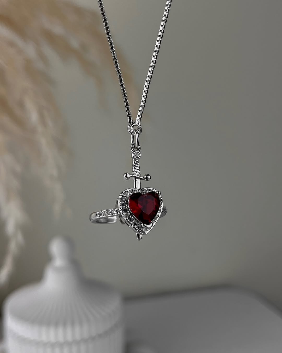 CADENA CON DAGA Y ANILLO CON CORAZÓN