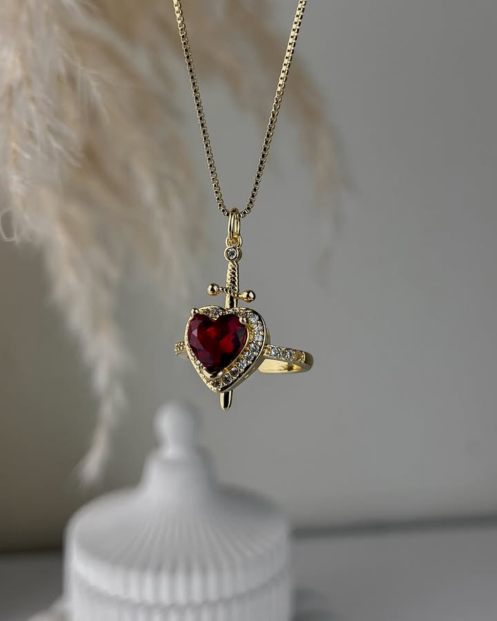 CADENA CON DAGA Y ANILLO CON CORAZÓN