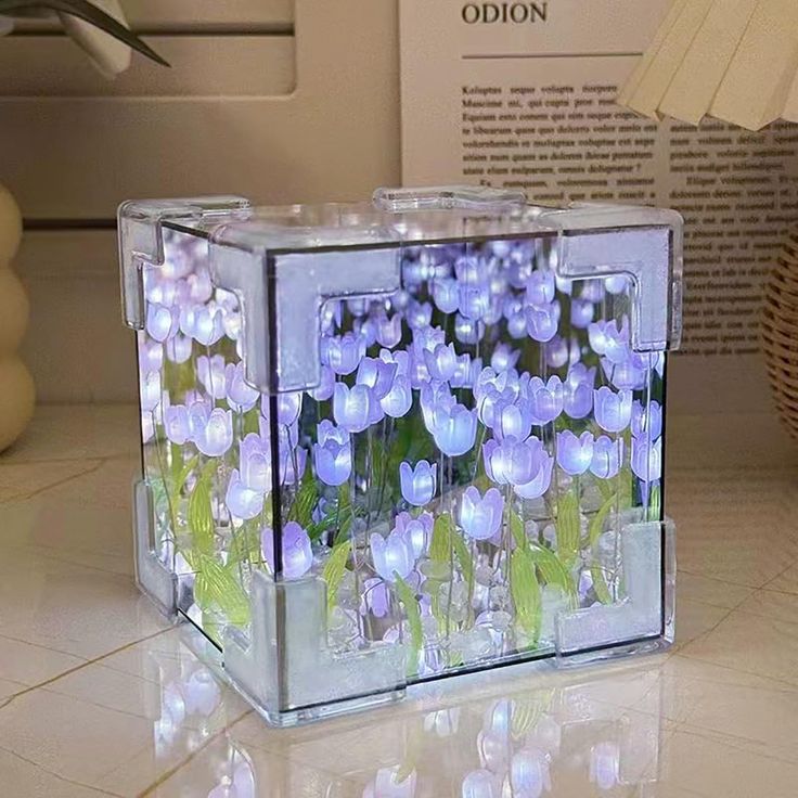 LÁMPARA CON TULIPANES INFINITOS EN FORMA DE CUBO