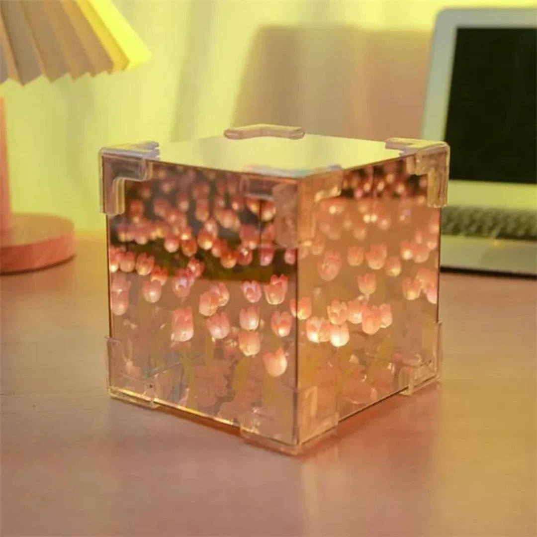 LÁMPARA CON TULIPANES INFINITOS EN FORMA DE CUBO