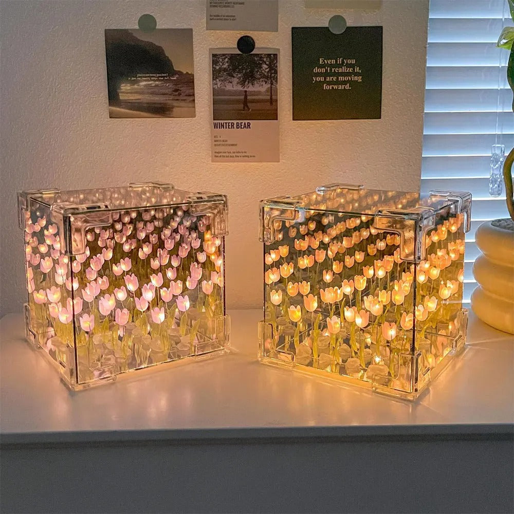 LÁMPARA CON TULIPANES INFINITOS EN FORMA DE CUBO