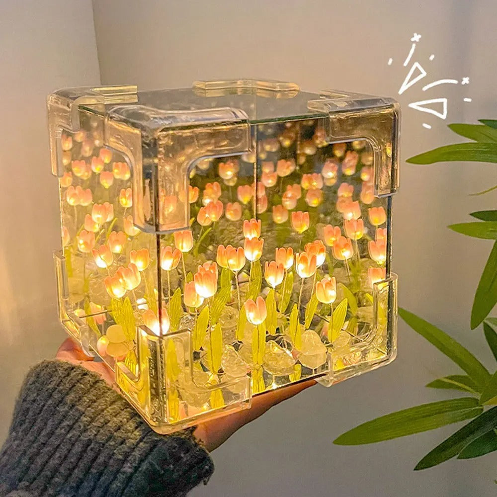 LÁMPARA CON TULIPANES INFINITOS EN FORMA DE CUBO