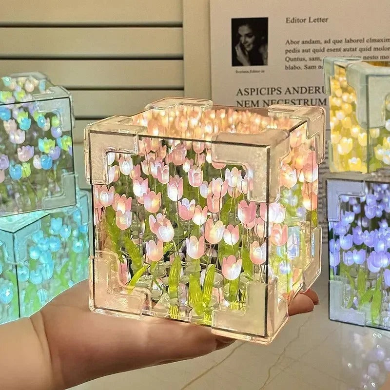 LÁMPARA CON TULIPANES INFINITOS EN FORMA DE CUBO