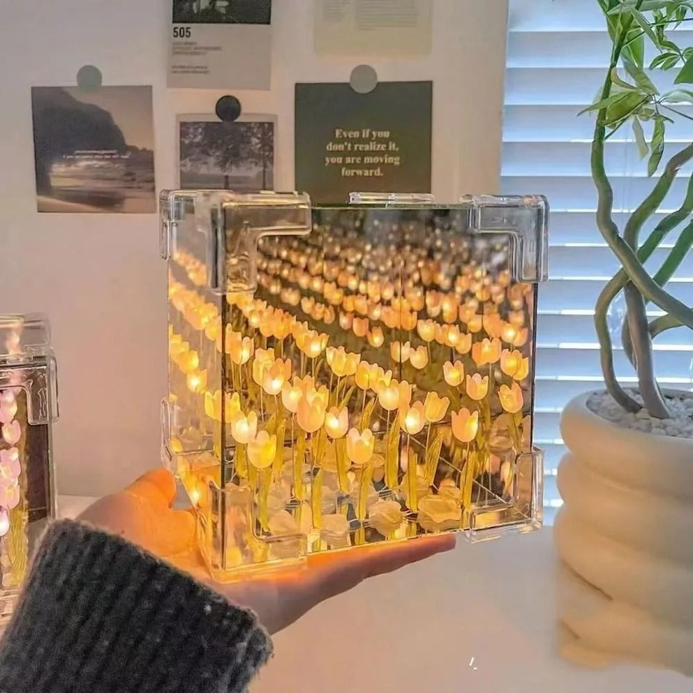 LÁMPARA CON TULIPANES INFINITOS EN FORMA DE CUBO