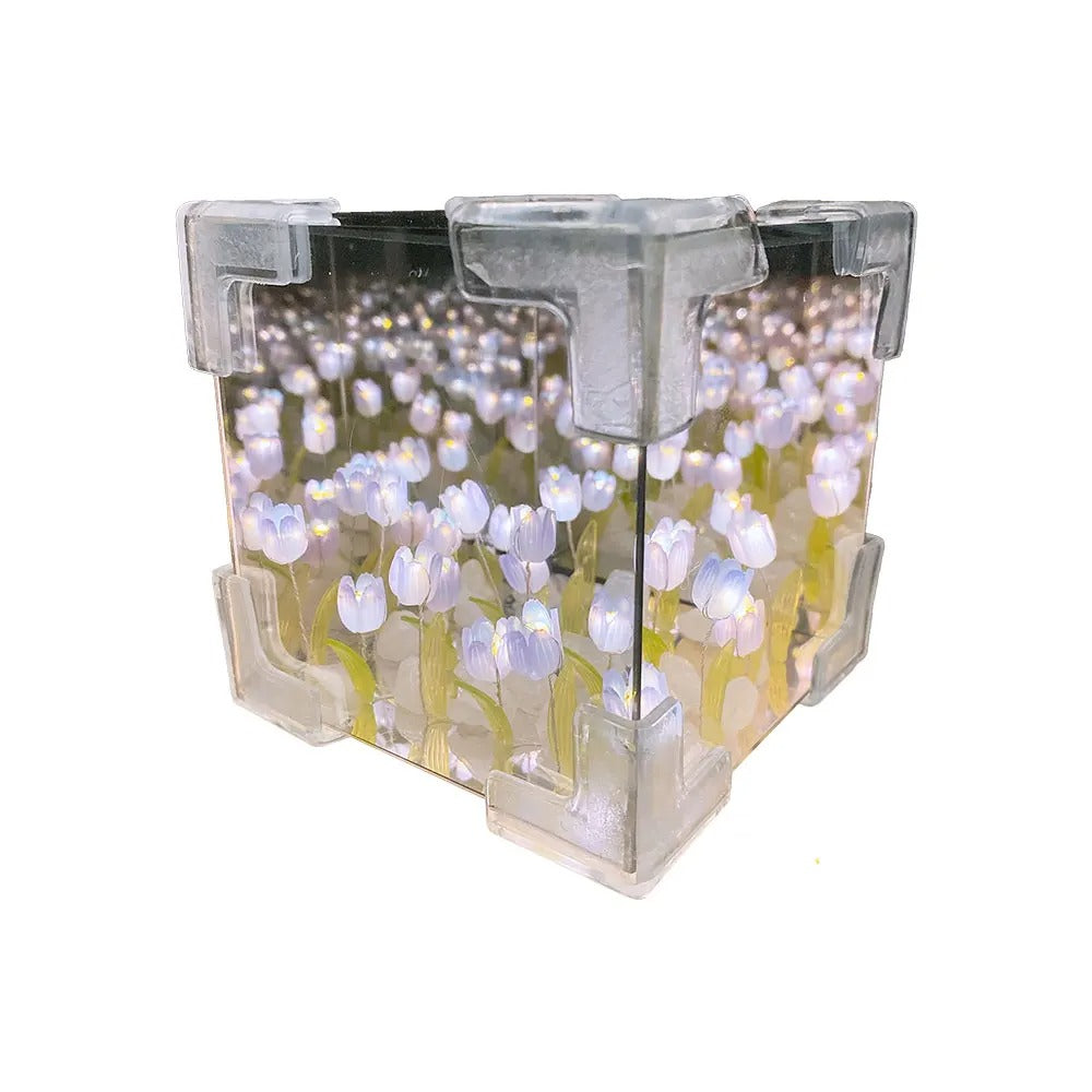 LÁMPARA CON TULIPANES INFINITOS EN FORMA DE CUBO