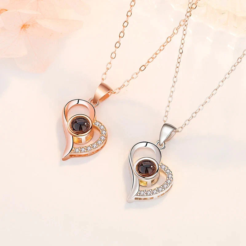 DÚO AMOR INFINITO – COLLAR Y ANILLO QUE DECLARAN TU AMOR EN 100 IDIOMAS + CAJA REGALO