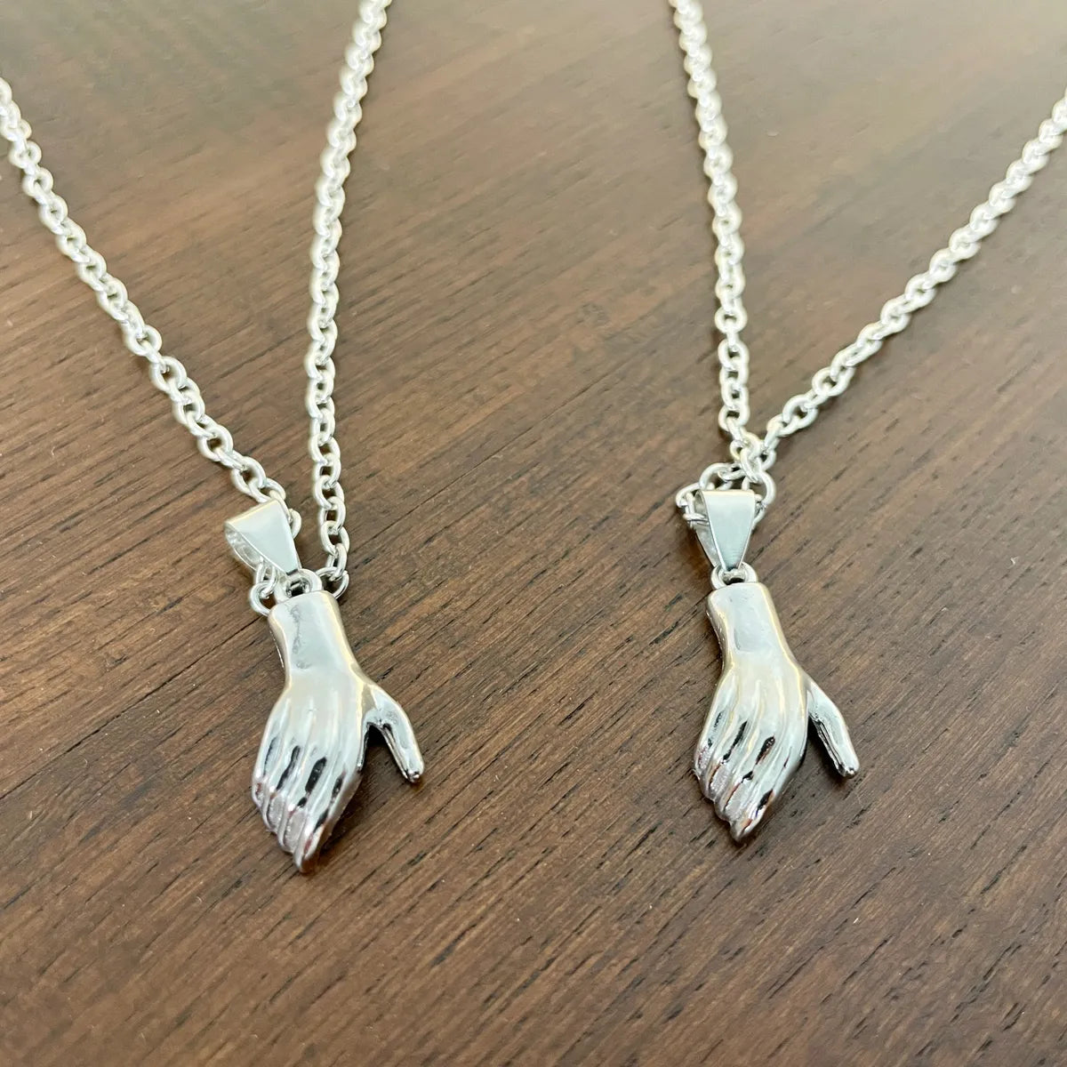 SET 2 COLLARES MAGNETICOS -  MANOS QUE UNEN ALMAS