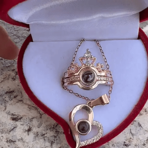 DÚO AMOR INFINITO – COLLAR Y ANILLO QUE DECLARAN TU AMOR EN 100 IDIOMAS + CAJA REGALO